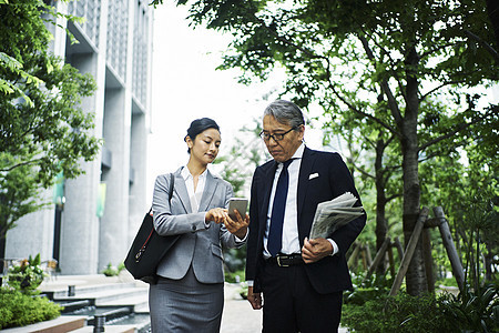 户外走路的商务人士图片