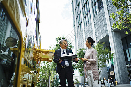 准备享受午餐的商务人士图片