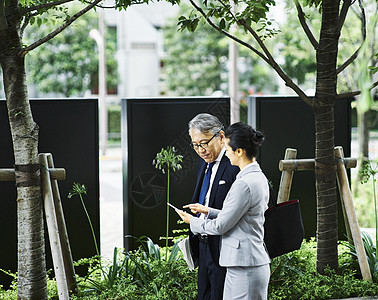 边走路边办公的2人图片