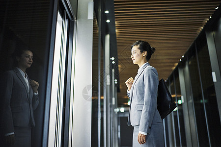 三十几岁女企业家走入办公楼电梯图片