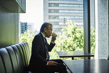 在咖啡厅喝咖啡的男商人图片素材