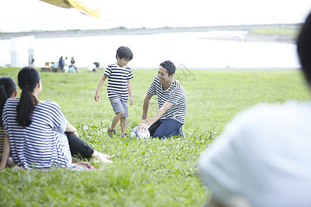 公园野餐的一家四口图片