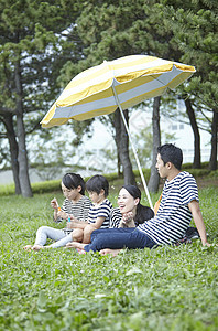 公园野餐的一家四口图片