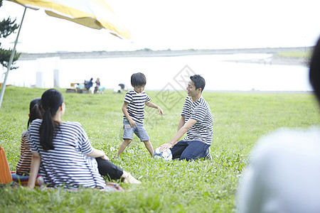 公园野餐的一家四口图片