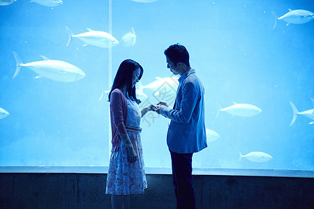 年轻情侣在水族馆约会图片