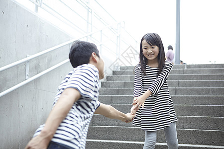 女儿拉着爸爸上楼梯背景图片