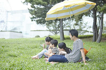 一家四口一起外出野餐图片