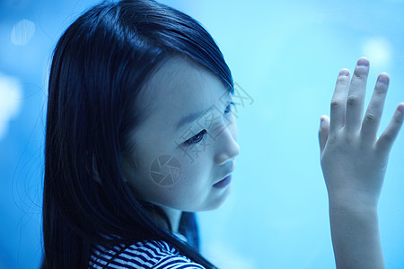 年轻女孩在水族馆观光图片