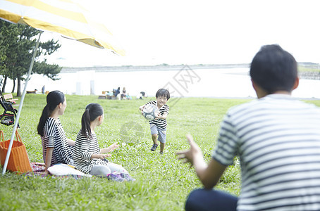 一家四口户外野餐图片