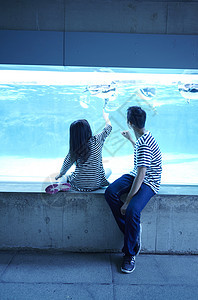 水族馆游玩的父女图片