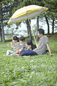 一家四口在草地野营玩耍图片