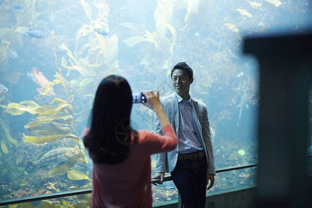 海洋水族馆约会拍照的情侣图片