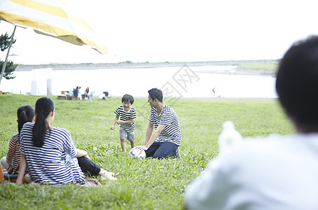 在公园野餐的一家四口图片