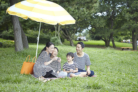 公园野餐的一家四口图片