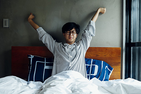 伸懒腰的男人图片素材