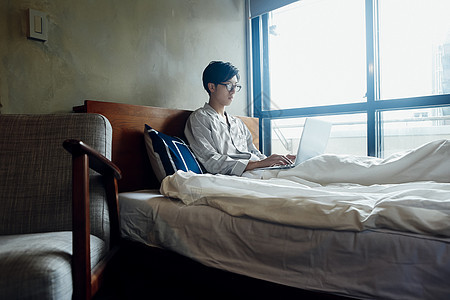 一个人在床上玩电脑图片