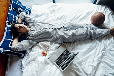 阳光下的mac电脑背景