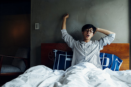 伸懒腰的男人图片素材