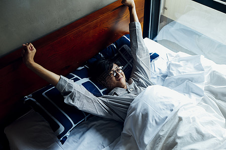 房子展开伸懒腰的男人背景