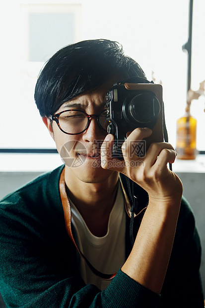 用相机拍照片的男人图片