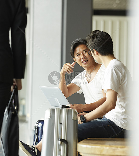 机场聊天的男人图片