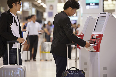 两个帅气男白领在机场大厅登记图片