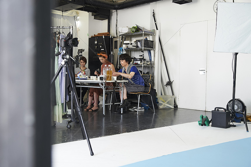 现场观众热血沸腾 全场高呼MVP致敬英雄表现