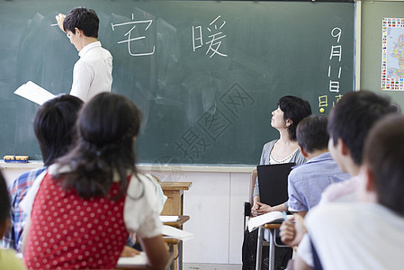 教室里上课的女教师和学生图片