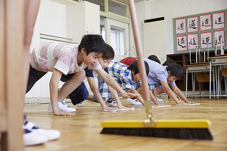 清洁教室的小学生图片