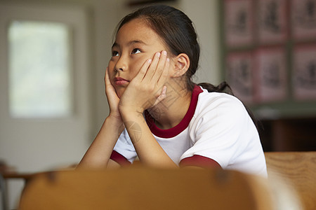 考虑事情的小学生图片