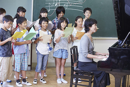 钢琴课程上音乐课的小学生背景