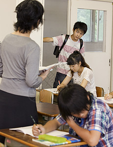 班级里的小学生们图片