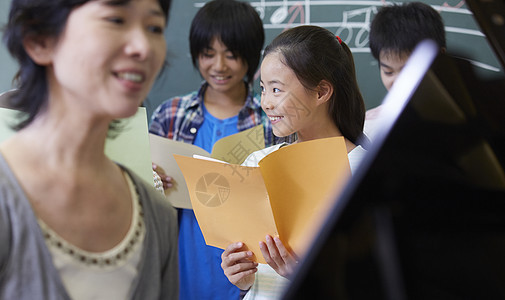 读书的小学生图片