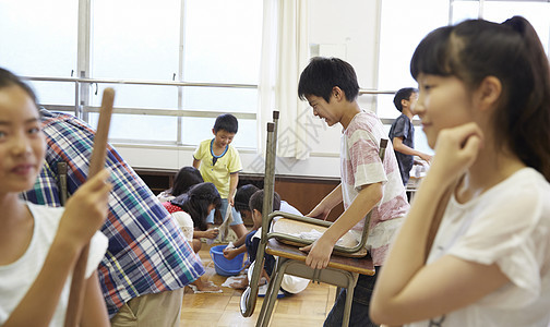 打扫教师卫生的小学生图片