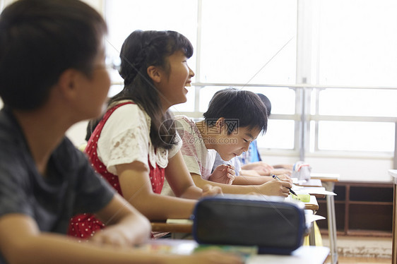 上课做作业的小学生图片