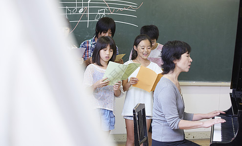 钢琴课程上音乐课的小学生背景