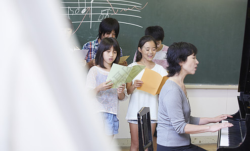 上音乐课的小学生图片