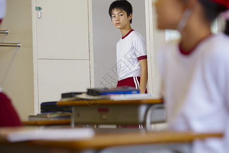 小学生进入教室图片