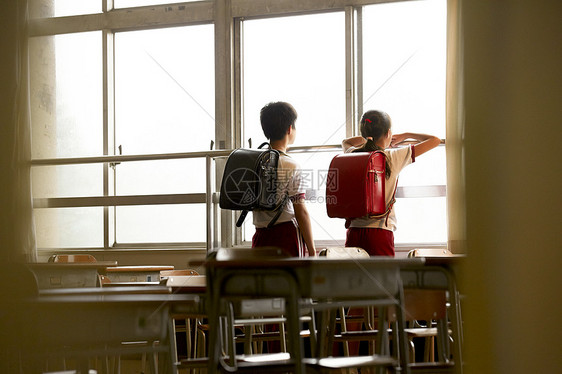 放学后趴在教室窗台的小学生图片