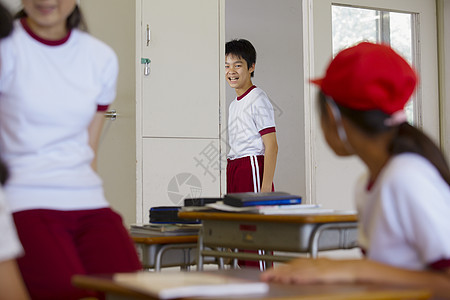 穿运动服的小学生图片