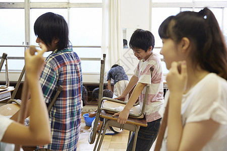 打扫教室卫生的小学生图片