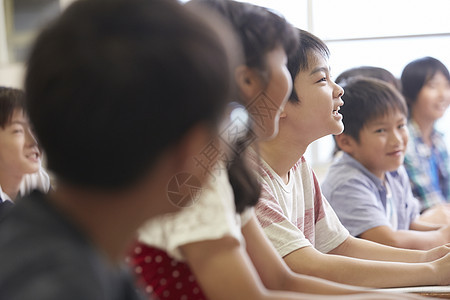 班级里上课的学生图片