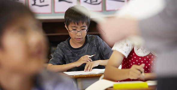 小学班级学生上课学习图片