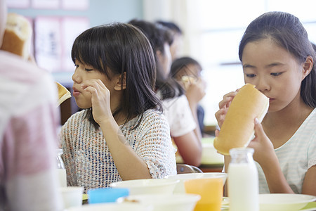 小学班级学生午餐图片