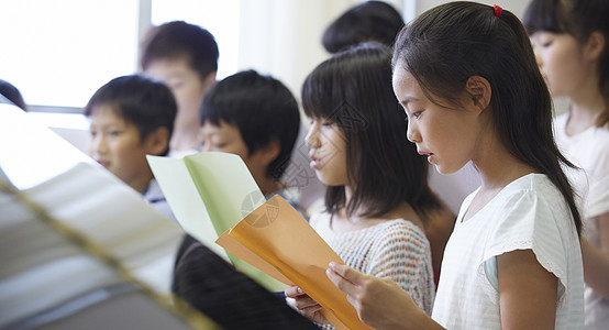 小学班级学生上课学习阅读图片