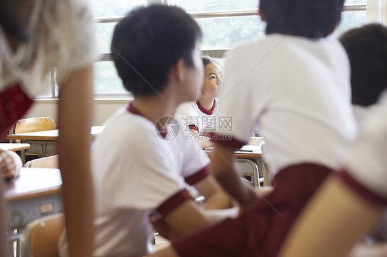 教室内的小学生们图片