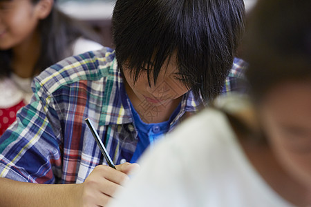 教室内小学考试的学生图片