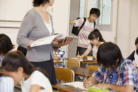 小学上课迟到的学生图片