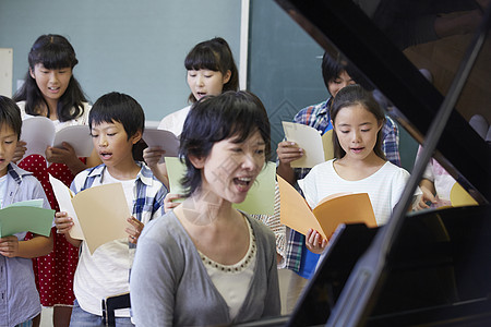 小学生音乐课练习唱歌图片