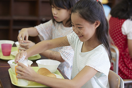 小学教室吃午餐的学生们图片